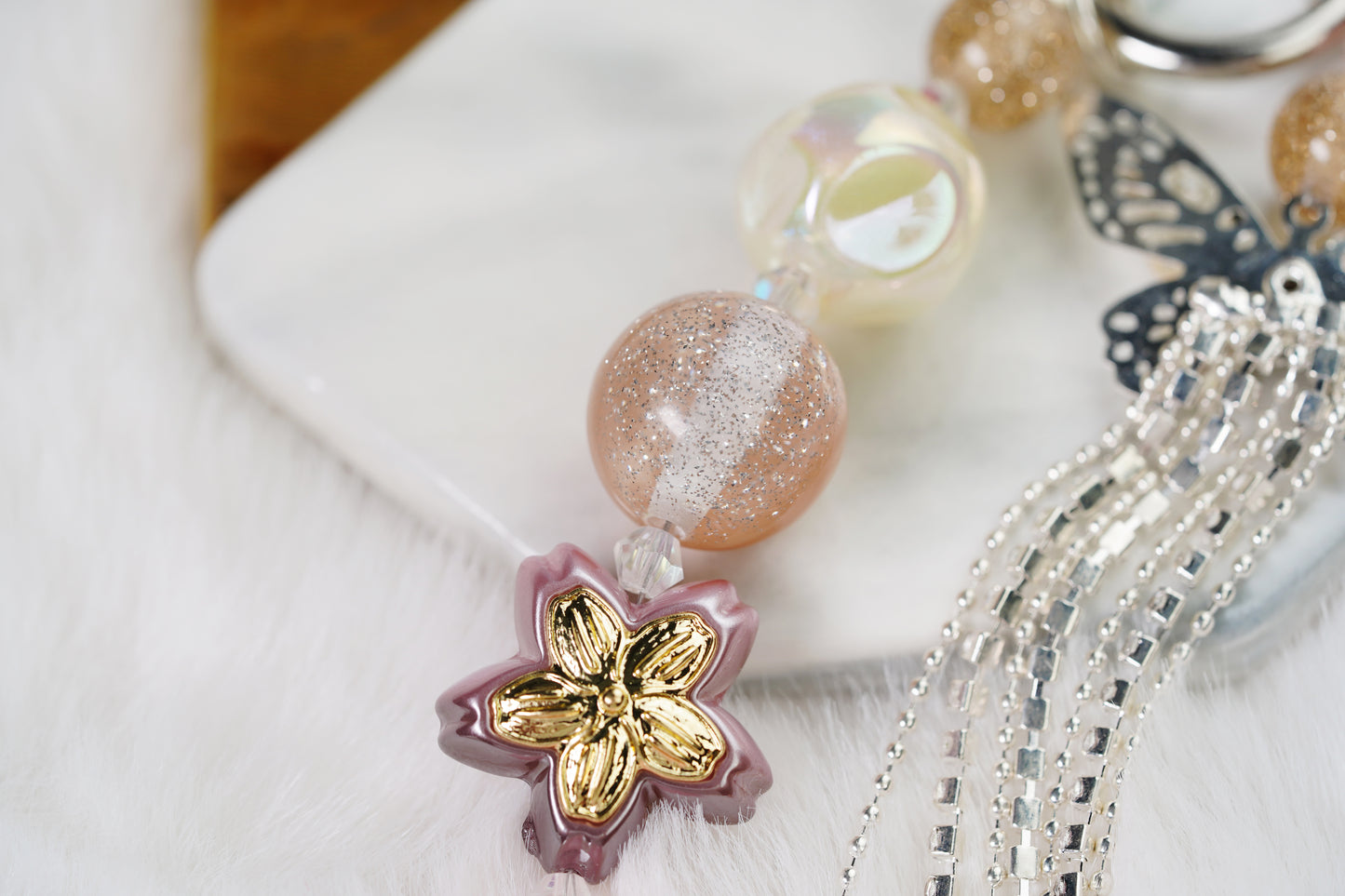 幻想的で美しい鎖、ロマンチックな時間に出会う