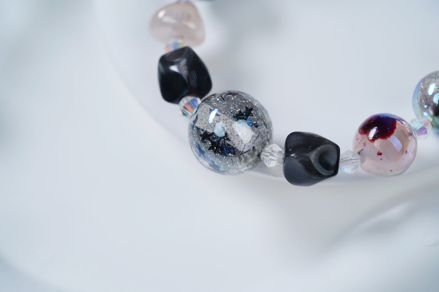 腕間銀河✨ ピンクの霧のバラと星のススキをつなぎ合わせて、それぞれの玉には小さなロマンが隠されていて、つけると摘みたくない～